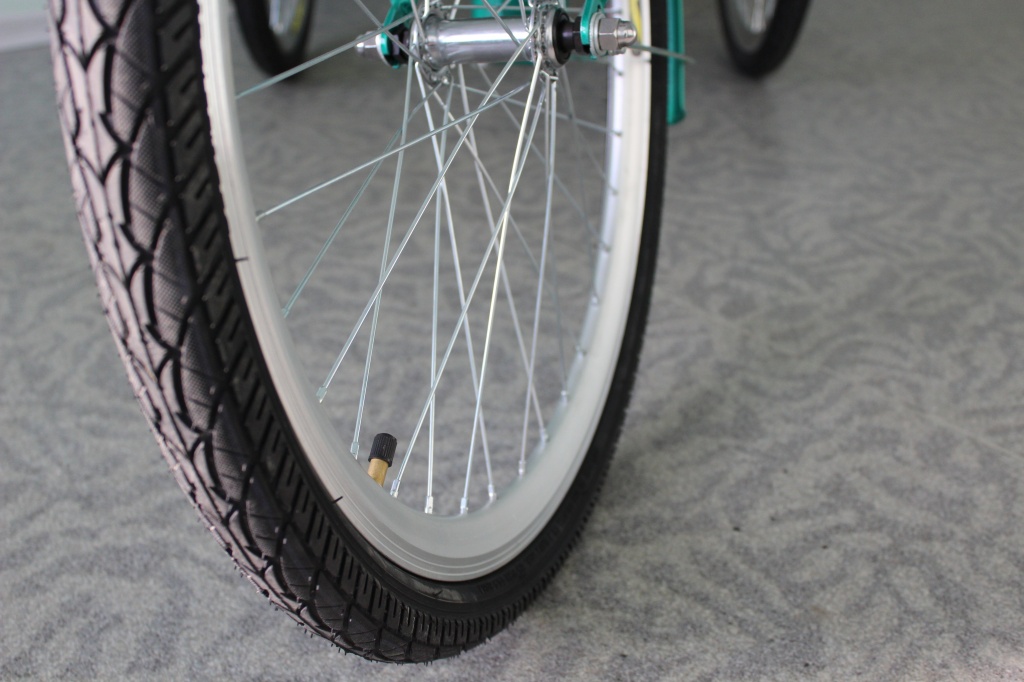 надувные колеса трехколесного велосипеда для детей-инвалидов.JPG